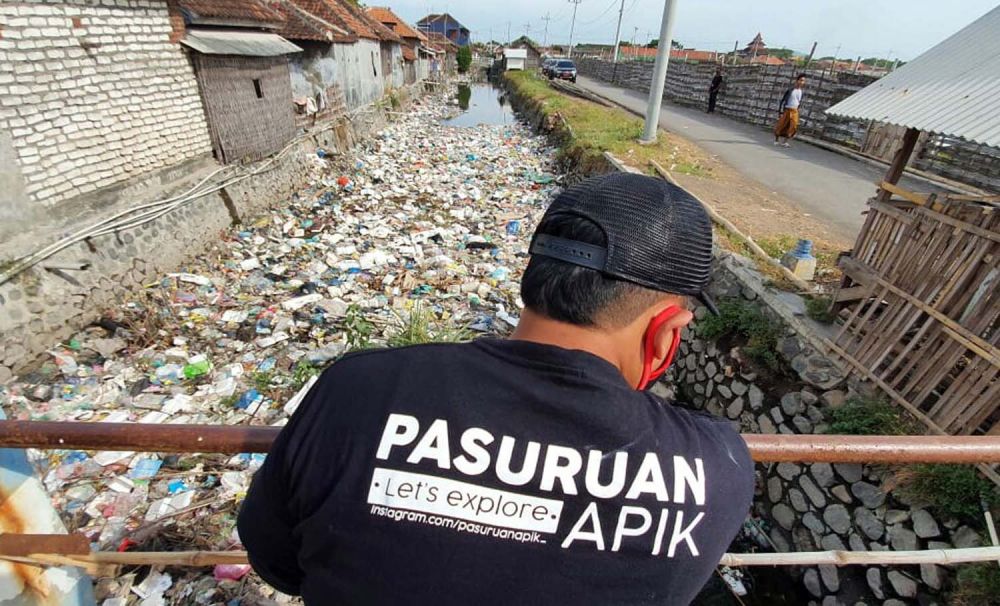 Sungai di Desa Tambak Lekok, Kecamatan Lekok, Kabupaten Pasuruan tertutup tumpukan sampah