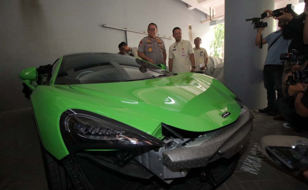 Kapolda Jatim Irjen Pol Luki Hermawan melihat salah satu supercar yang disita