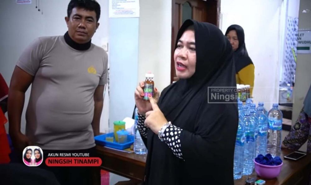 Tangkapan layar Ningsih Tinampi saat menunjukkan suplemen yang dibuatnya