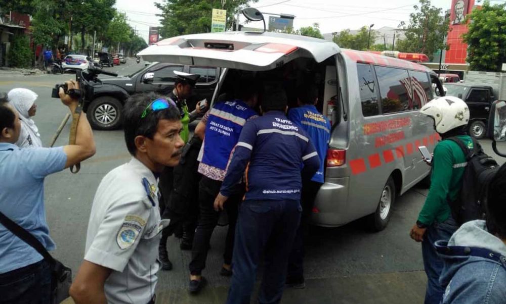 Salah satu pekerja pemasang CCTV yang terjatuh dibawa ke rumah sakit
