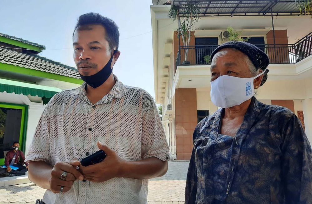 Surati (kanan), ibu di Probolinggo yang digugat anak kandungnya (Foto: Istimewa)