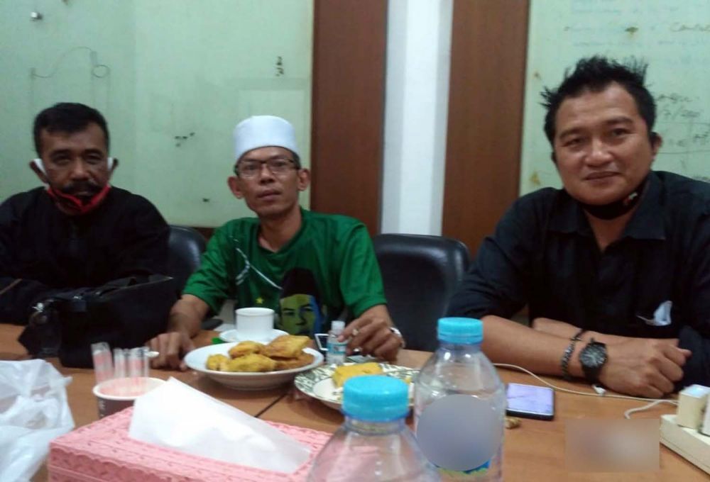 Ketua Partai Bulan Bintang (PBB) Surabaya, Samsurin (tengah)