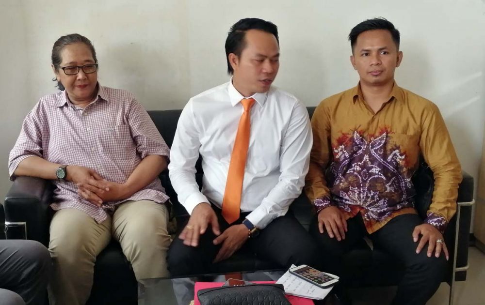 Tri Susanti atau Susi (kiri) bersama tim kuasa hukumnya di Mapolda Jatim