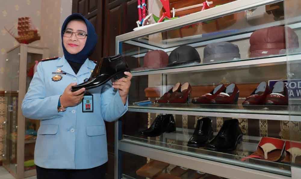 Kepala Kanwil Kemenkumham Jatim, Susy Susilawati tunjukkan berbagai kerajinan WBP