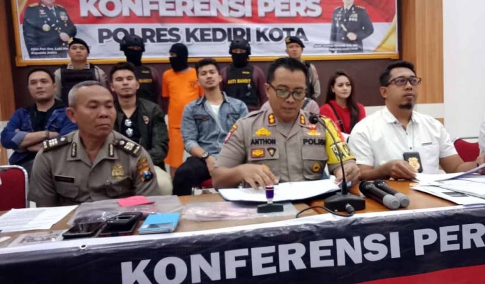 Sutradara sinetron gadungan dipamerkan ke awak media di Mapolres Kediri Kota