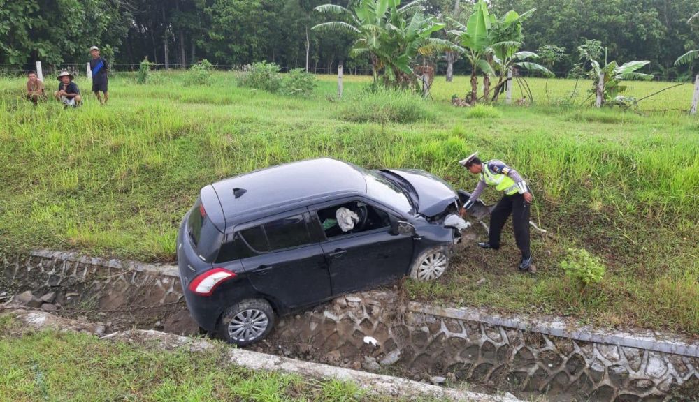 Mobil Suzuki Swift yang tergelincir di Jalan Tol Sragen-Ngawi