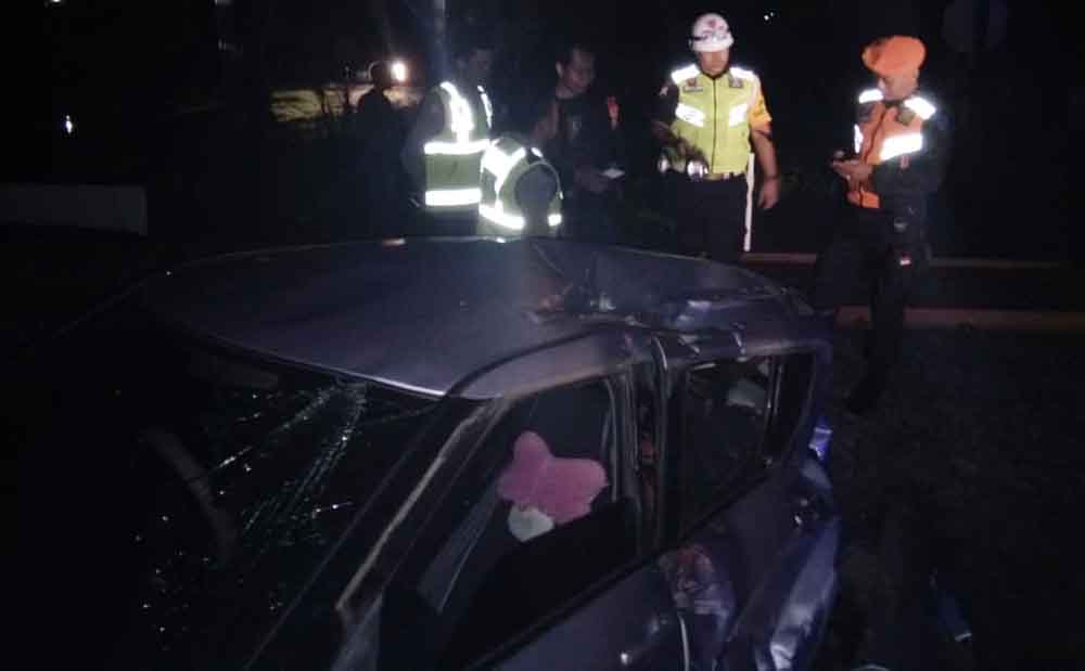 Petugas mendatangi lokasi tersambarnya mobil oleh kereta api Malioboro Ekspress