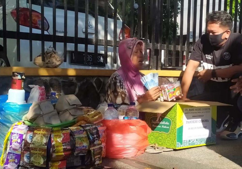 Pengusaha Muda di Surabaya Berbagi Sembako ke Warga Terdampak Covid-19