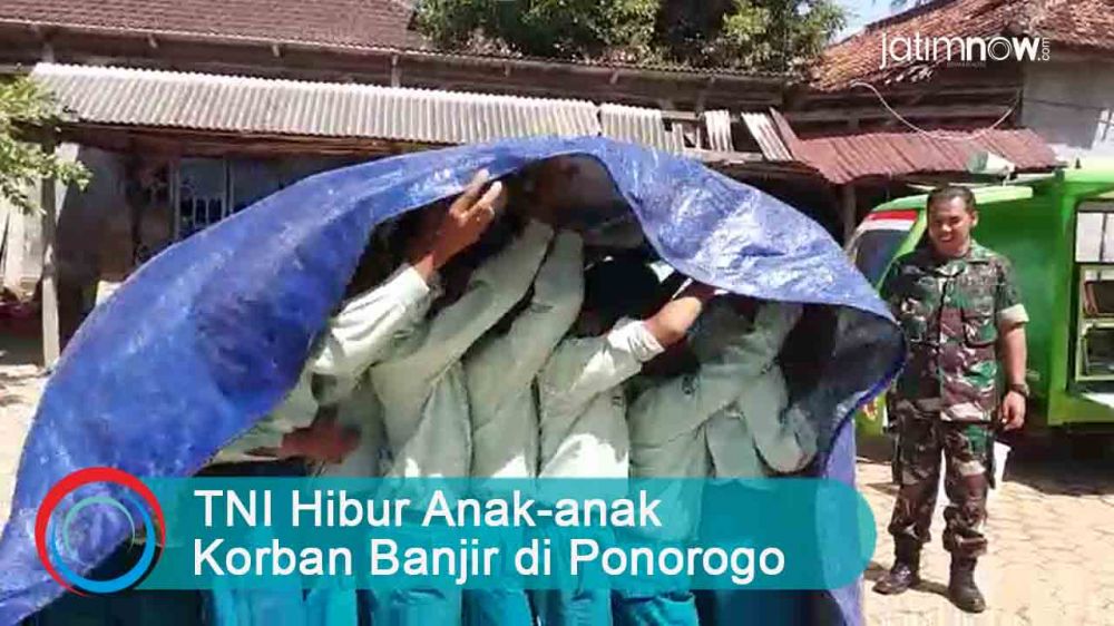 Video: TNI Hibur Anak-anak Korban Banjir di Ponorogo