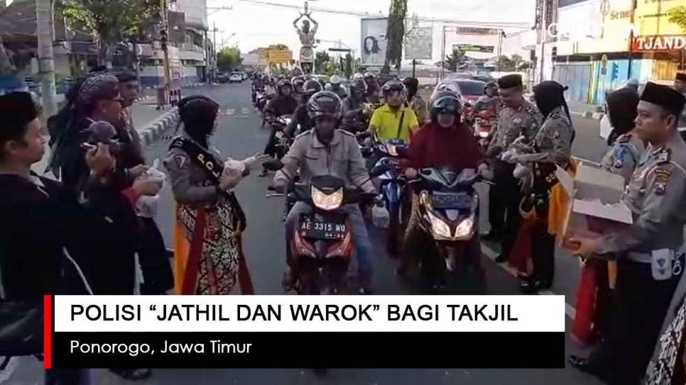 Video: Polisi "Jathil dan Warok" Bagi Takjil di Ponorogo