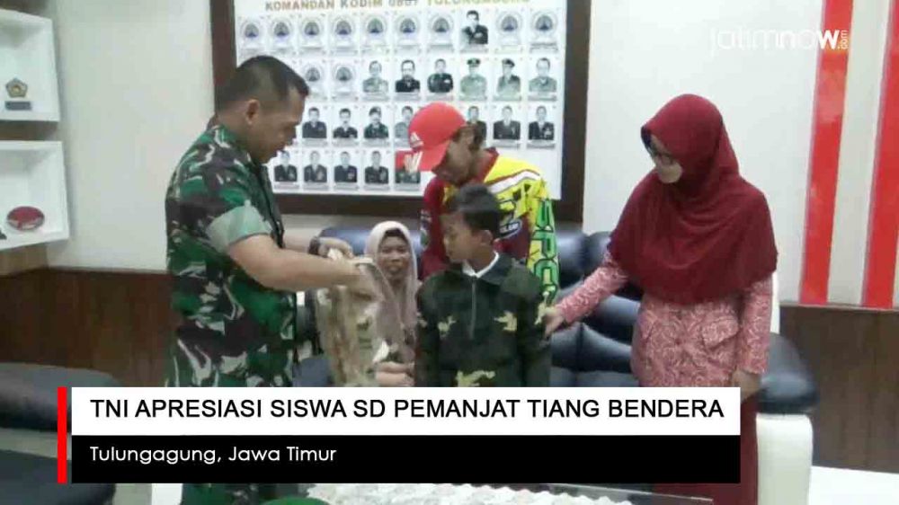 Video: TNI Apresiasi Siswa SD Pemanjat Tiang Bendera