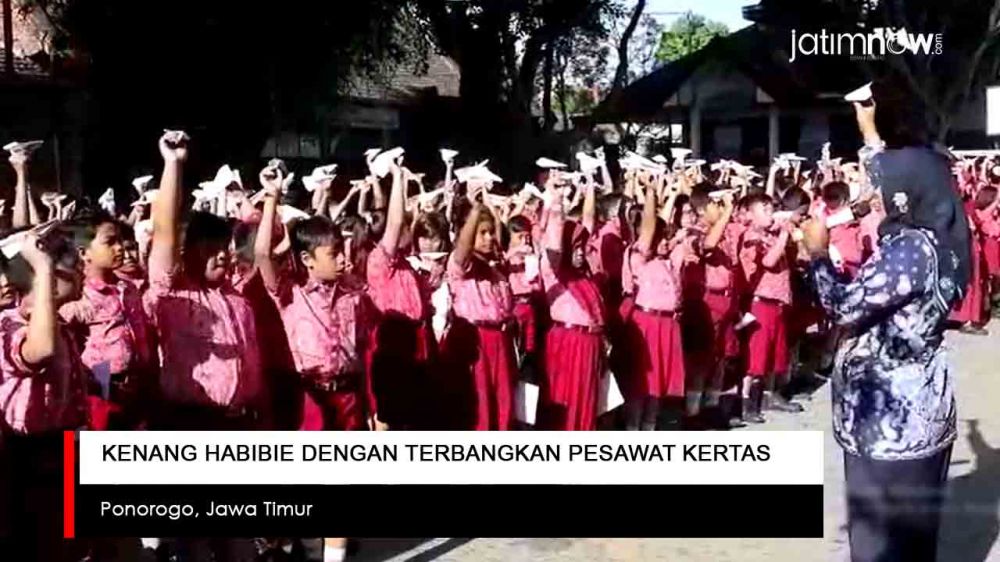 Video: Siswa SD Kenang Habibie dengan Terbangkan Pesawat Kertas