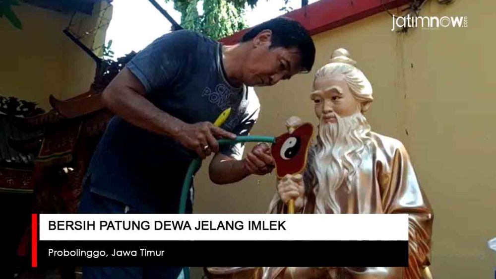 Video: Bersih Patung Dewa Jelang Imlek