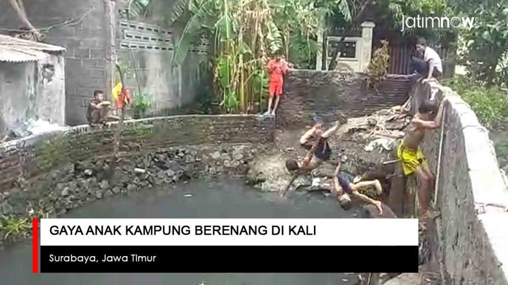 Video: Gaya Anak Kampung Surabaya Berenang di Kali