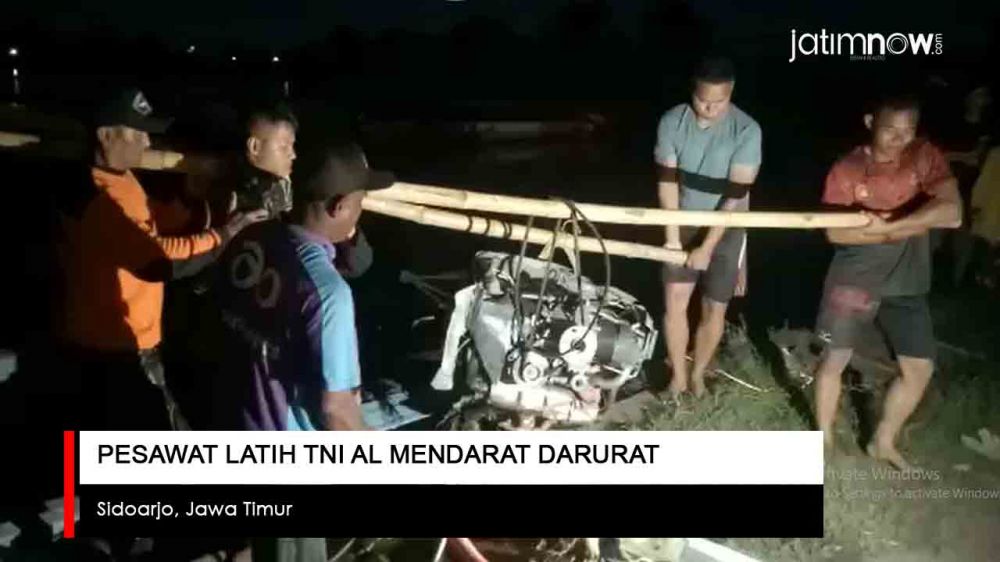 Video: Pesawat Latih TNI AL Mendarat Darurat di Sidoarjo