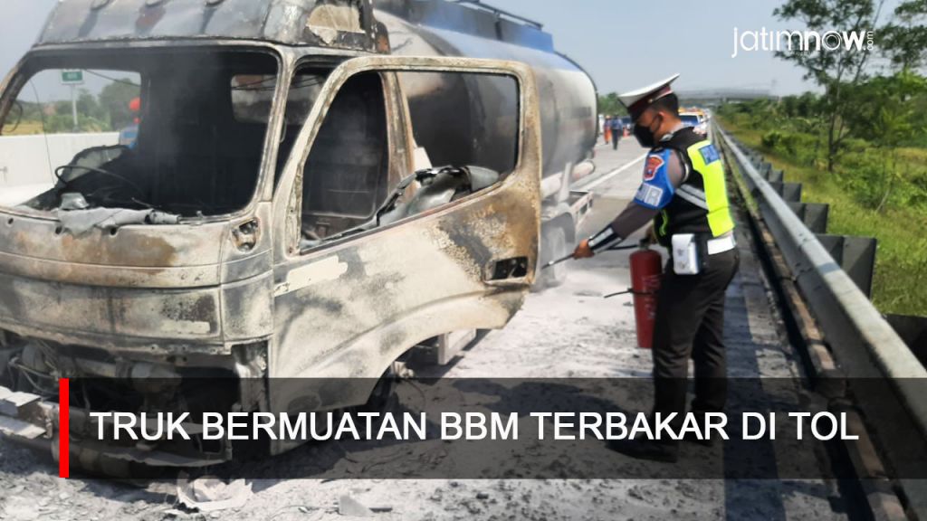 Video: Truk Bermuatan BBM Terbakar di Tol Pandaan-Malang