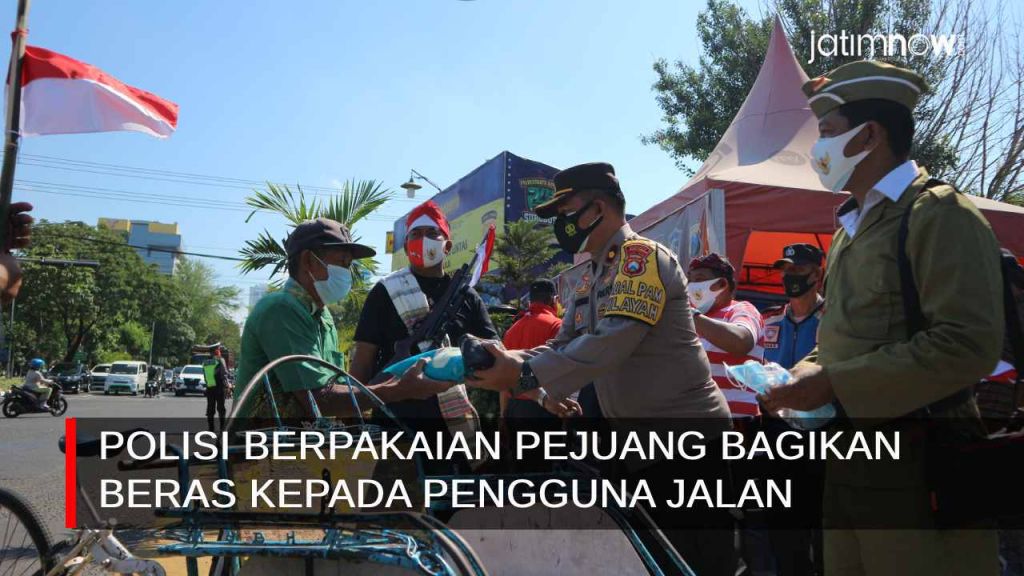 Video: Polisi Berpakaian Pejuang Bagikan Beras kepada Pengguna Jalan