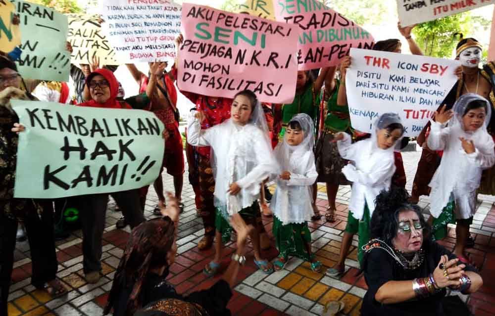 Aksi seniman THR di Gedung DPRD Surabaya