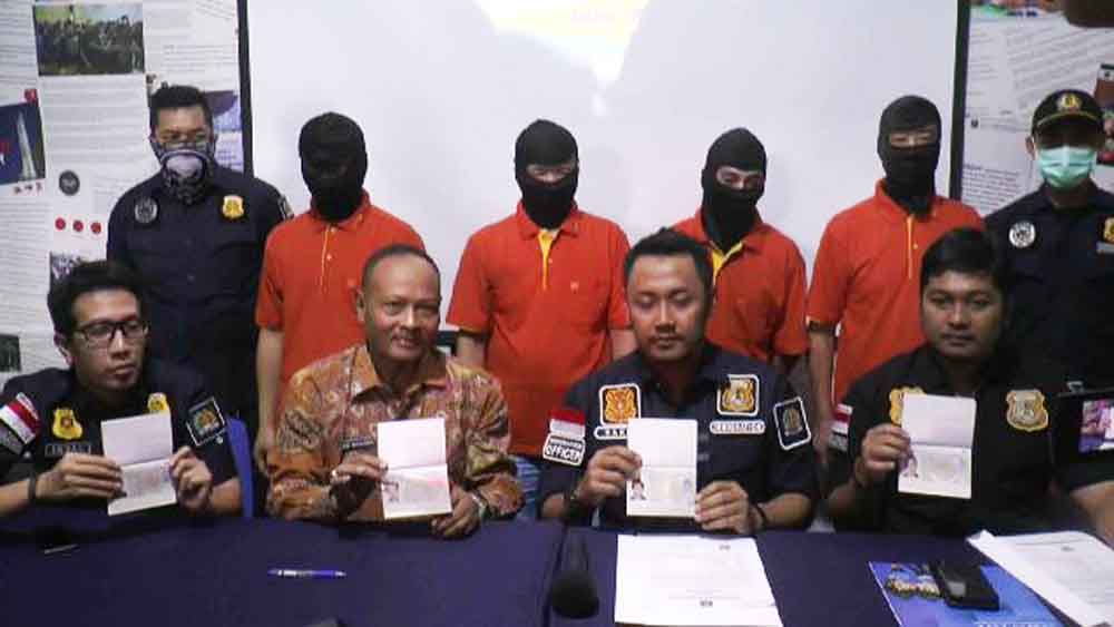 Empat TKA (baju oranye) saat berada di Kantor Imigrasi Kelas III Kediri