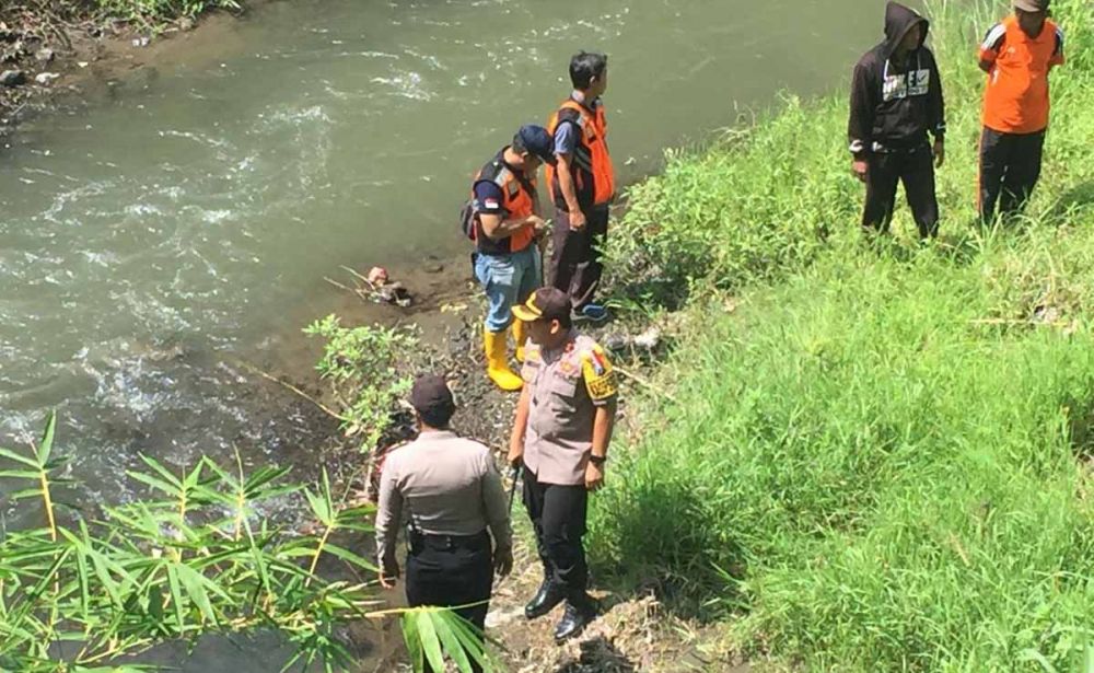 Kapolres Blitar Kota, AKBP Adewira Negara Siregar mengecek TKP pembuangan mayat dalam koper