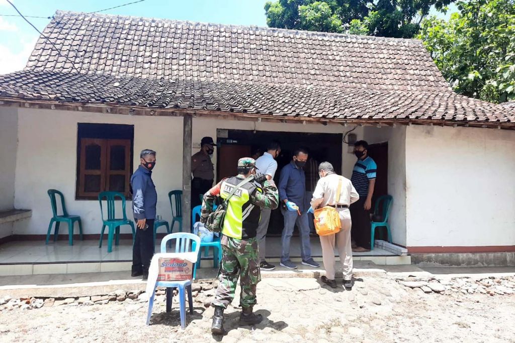 Polisi melakukan identifikasi dan olah TKP di lokasi kejadian