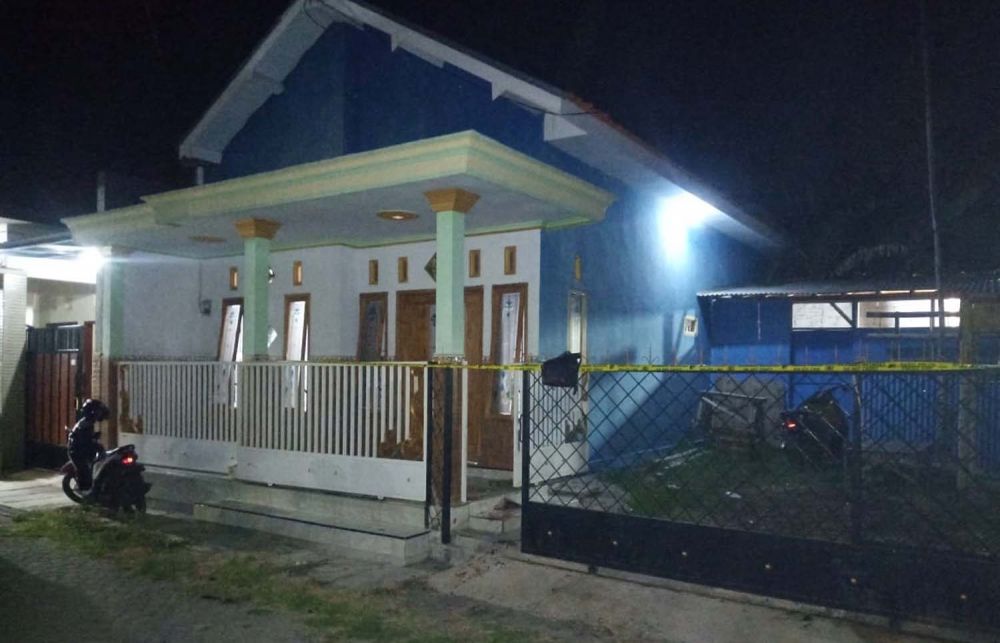 Lokasi duel dua pria dipasangi garis polisi