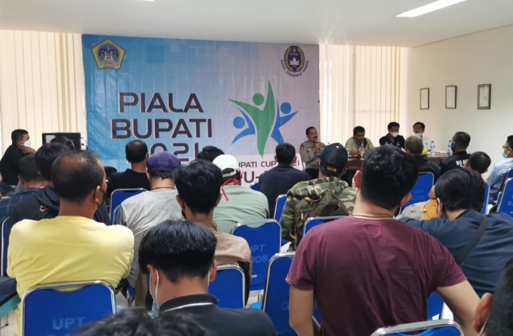 Askab PSSI Kabupaten Gresik menggelar technical meeting (TM) turnamen Piala Bupati Gresik U-20 (Foto: Istimewa)