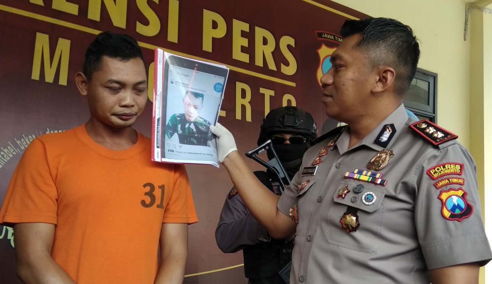 Kapolres Mojokerto AKBP Feby Hutagalung menunjukkan foto Kusnan di media sosial