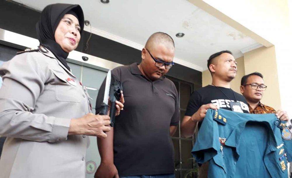 Irawan, driver ojek online yang jadi TNI Gadungan saat dipamerkan di Mapolrestabes Surabaya