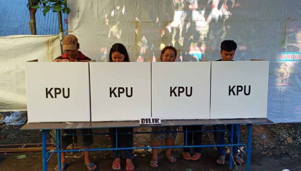 Foto: Warga Mengalir ke TPS