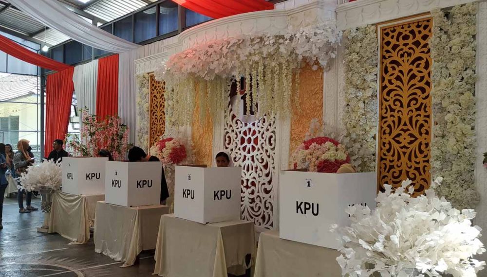 Lapangan Basket ini Disulap Jadi TPS Mewah Penuh Bunga