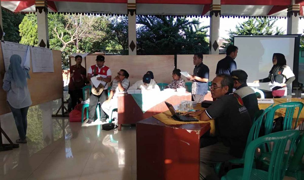  Suasana rekapitulasi suara di Kecamatan Mojosari, Kabupaten Mojokerto.