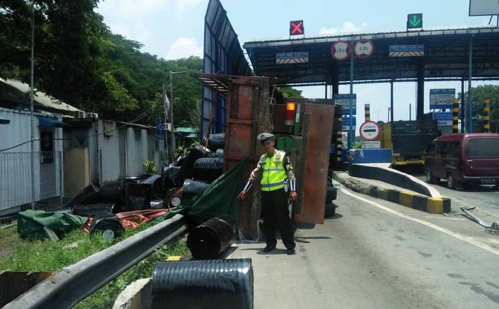 Truk tronton yang menabrak gerbang Tol Waru arah Sidoarjo
