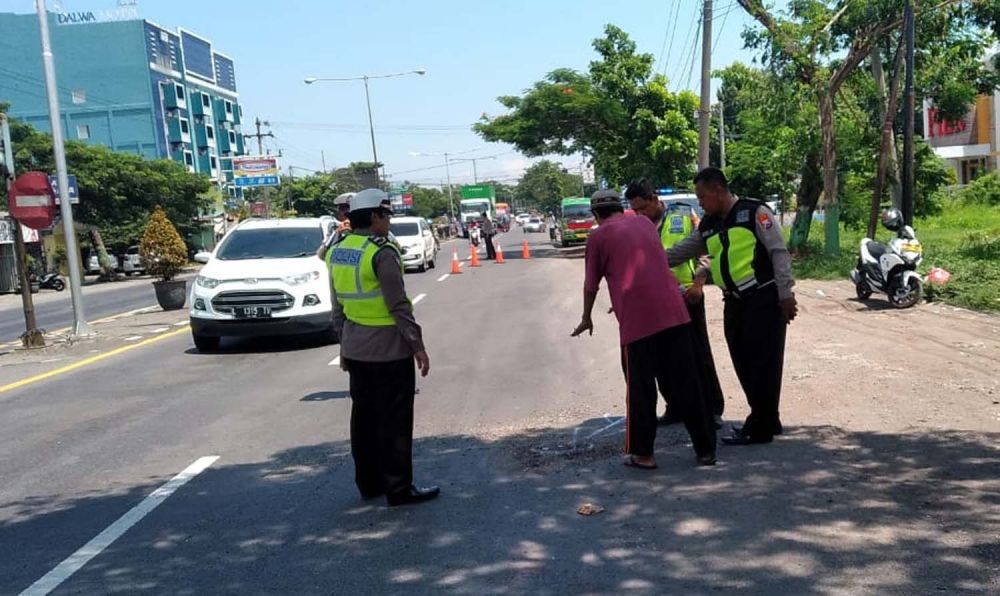 Anggota Unit Laka Satlantas Polres Pasuruan melakukan olah TKP di lokasi tabrak lari