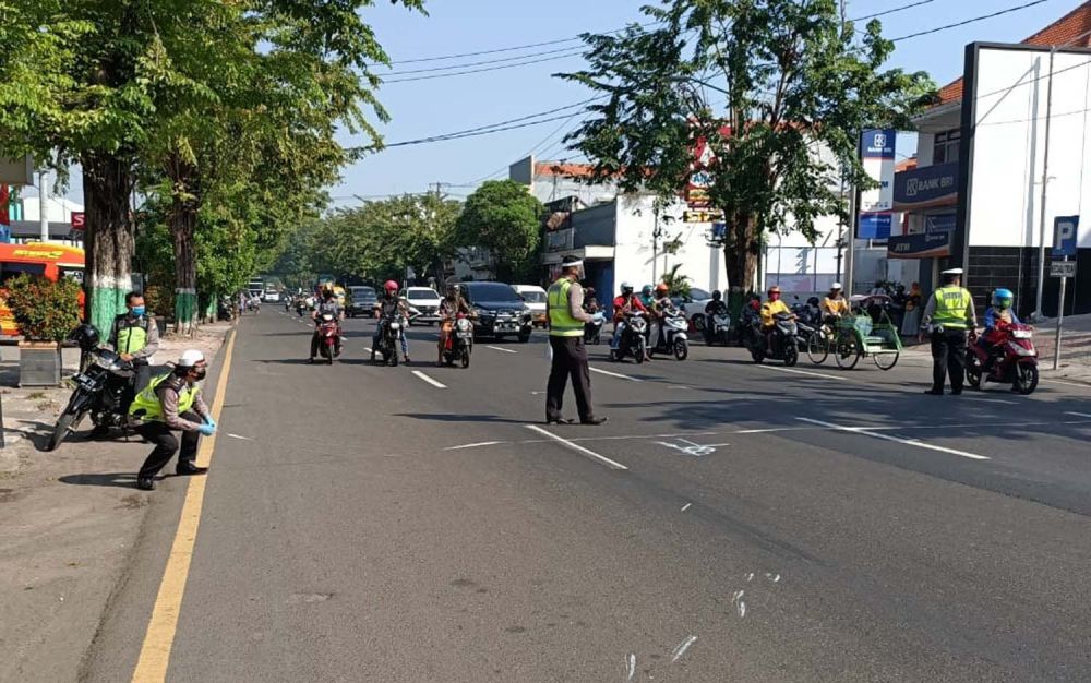 Unit Laka Satlantas Polres Pasuruan melakukan olah TKP di lokasi kecelakaan
