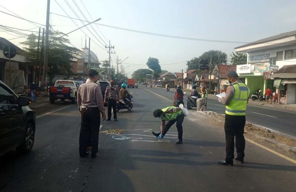Unit Laka Satlantas Polres Pasuruan melakukan olah TKP di lokasi kecelakaan