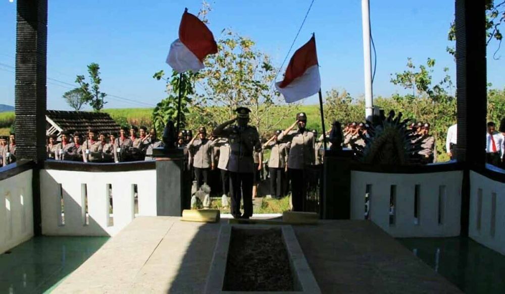 Prosesi ziarah Polres Magetan dalam rangkaian Hari Bhayangkara ke 73