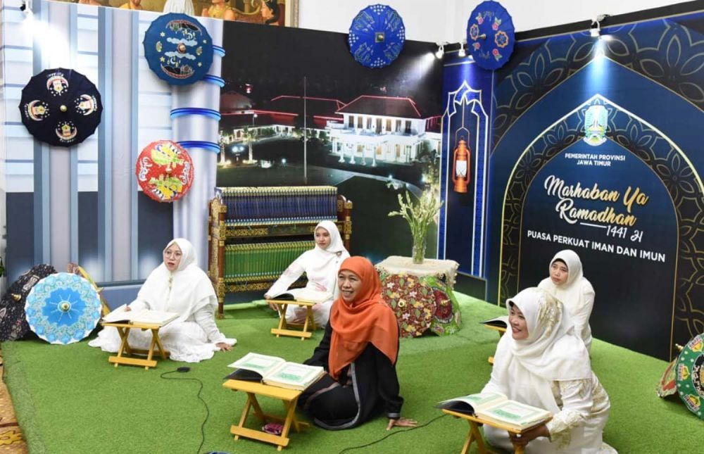 Gubernur Khofifah melakukan tadarus online yang digelar di Grahadi
