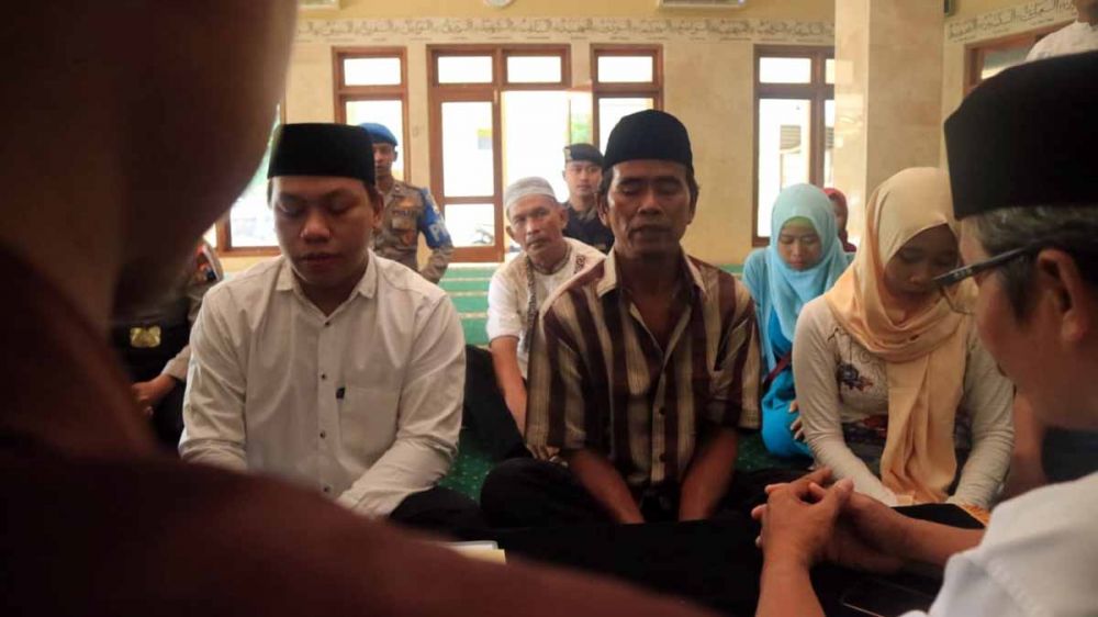 Tahanan Narkoba Nikahi Kekasih di Kantor Polisi