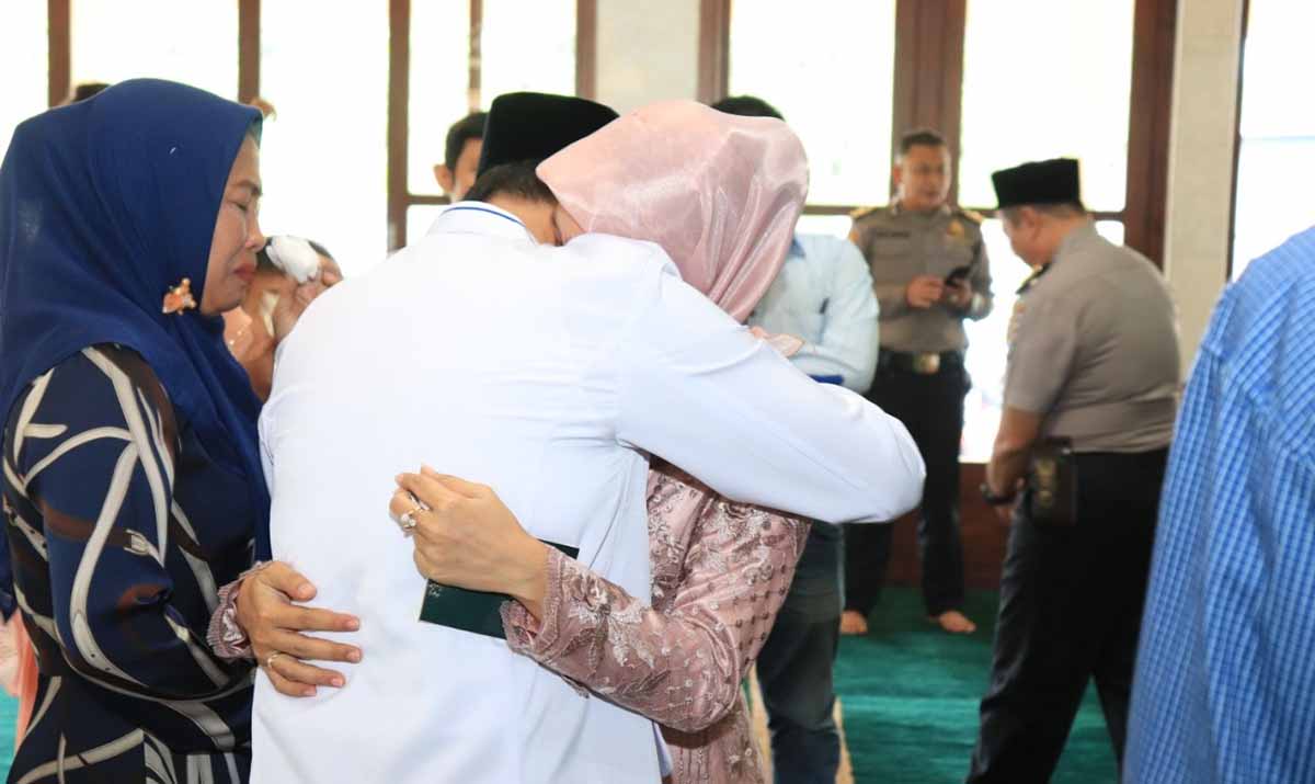 Isak tangis iringi pernikahan seorang tahanan narkoba di Masjid Polres Banyuwangi