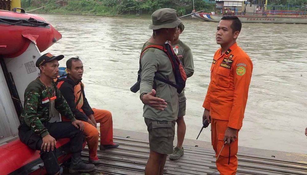 Tim Tafib melakukan koordinasi dengan Tim SAR sebelum melakukan penyelaman.