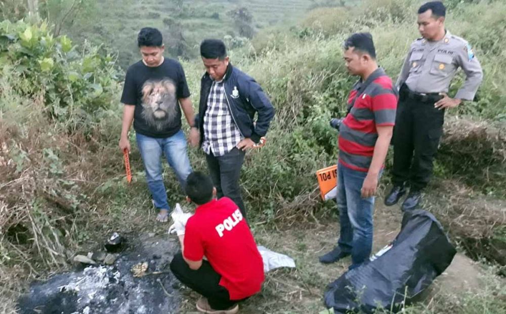 Tim Inafis dan Satreskrim Polres Mojokerto melakukan identifikasi di lokasi penemuan tengkorak manusia gosong