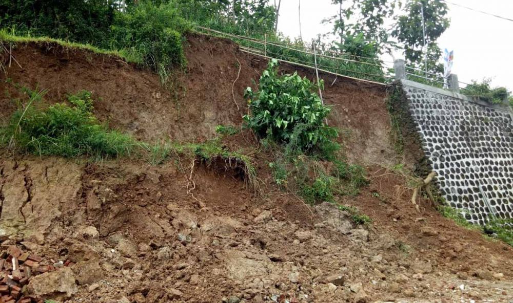 Talut penyangga jalan yang ambrol di Dusun Babar, Desa Bulugunung, Kecamatan Plaosan, Kabupaten Magetan