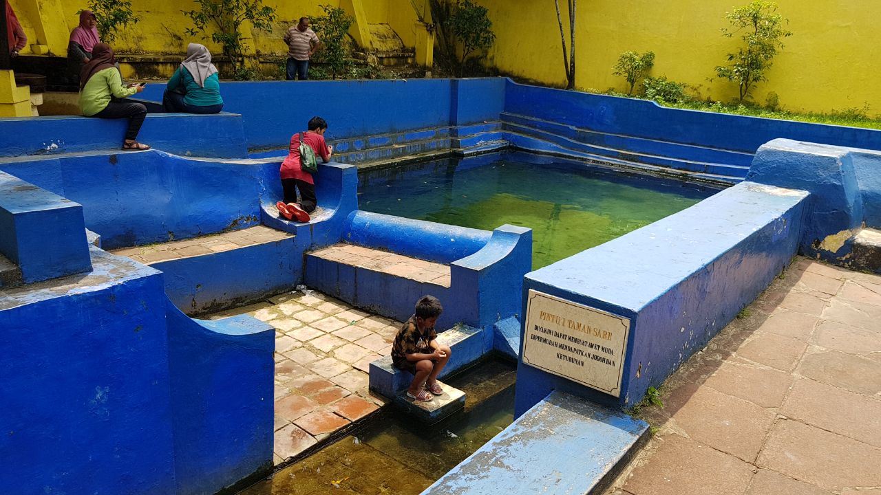 Video: Plesir ke Keraton Sumenep, Ikan Keramat dan Legenda Taman Sare