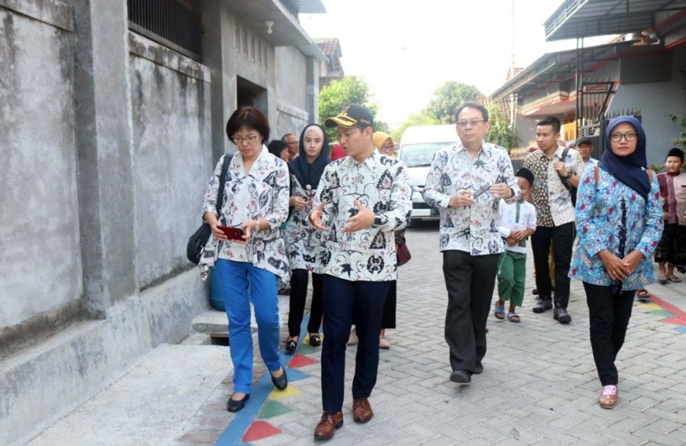 Bupati Nur Arifin menunjukkan penanganan daerah kumuh di Trenggalek kepada tamu dari Singapura