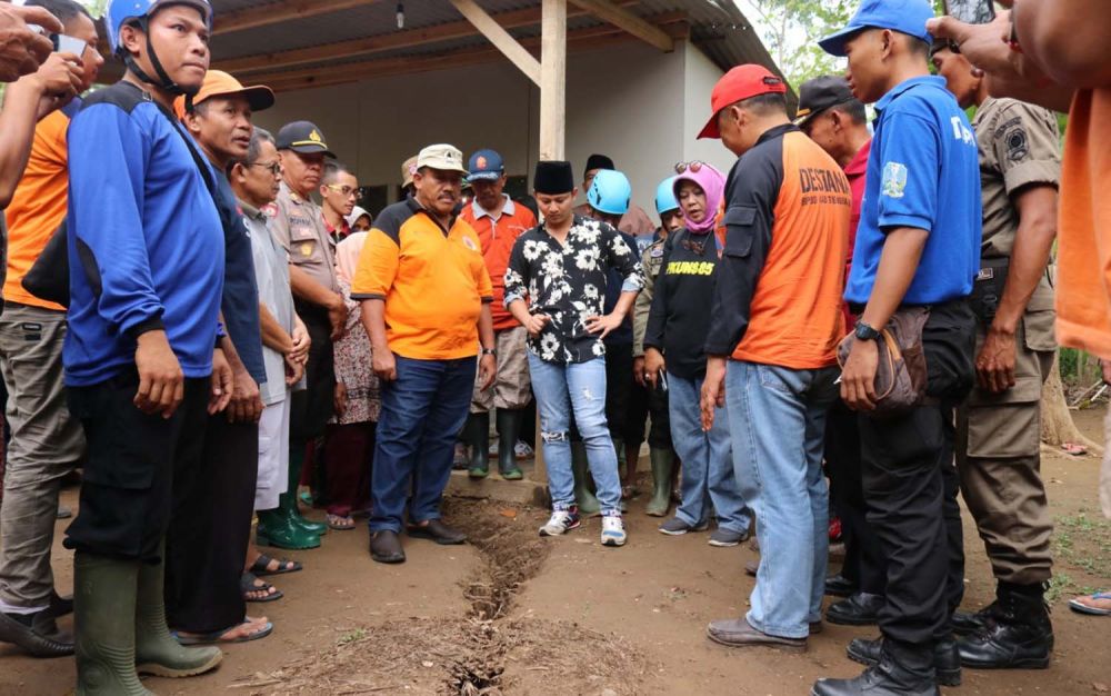 Tinjau Tanah Bergerak, Bupati Trenggalek Siapkan Sederet Langkah