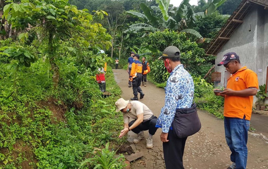 Tim BPBD Kabupaten Malang melakukan kajian tanah gerak di Dusun Ganten, Desa Tulungrejo, Kecamatan Ngantang