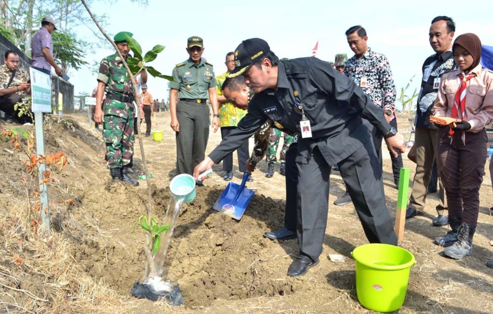 Wakil Bupati Gresik Mohammad Qosim bersama para petinggi TNI menanam 3 ribu pohon di Bumi Perkemahan Cerme
