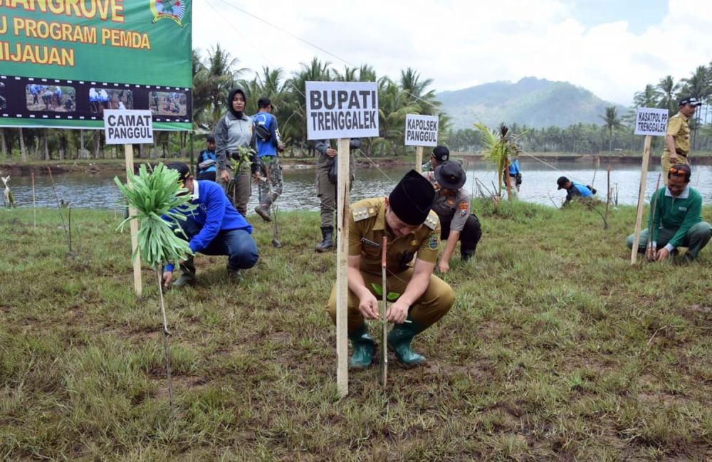 Bupati Trenggalek Mochamad Nur Arifin mengikuti penanaman 5000 bibit mangrove bersama forkopimda 