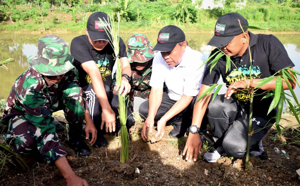 Forkopimda Lamongan Ajak Komunitas Sepeda Tanam Vetiver dan Bambu Apus